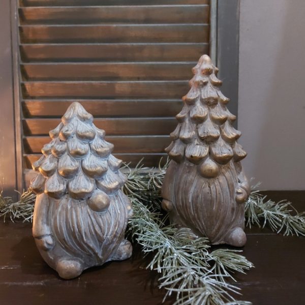 Gnome kerstkabouter van aardewerk met een kerstboom als hoed, uit de kerstcollectie van 2024 van het merk Brynxz.