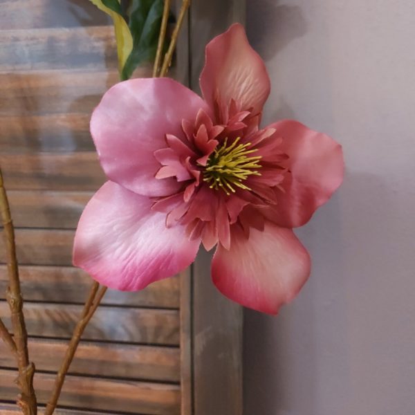 Kerstroos kunstbloem met negen grote donker roze bloemen, van het merk Brynxz.