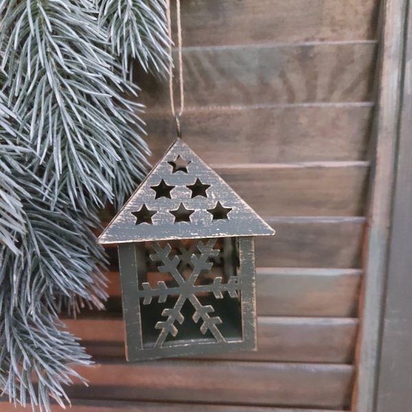 Set van vier metalen huisjes met kerstpatroon, om op te hangen of weg te zetten. Huisje met sneeuwvlok.