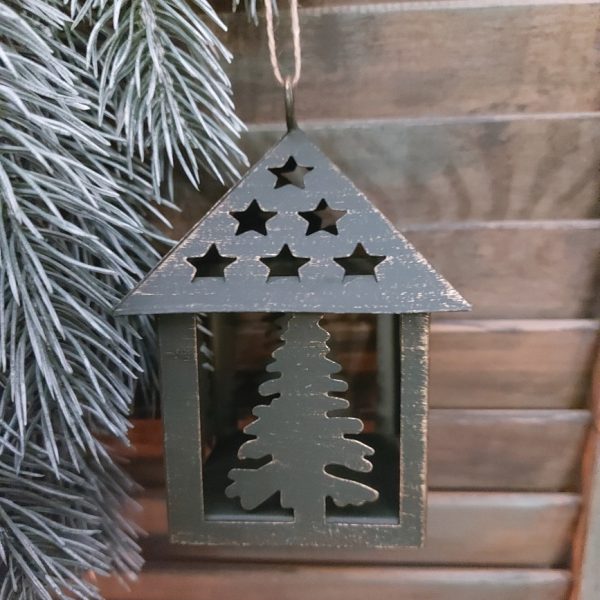 Set van vier metalen huisjes met kerstpatroon, om op te hangen of weg te zetten. Huisje met kerstboom.