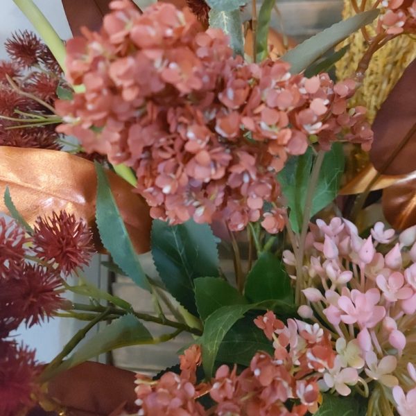 Boeket zijden bloemen met 7 stelen in warme rode kleuren.