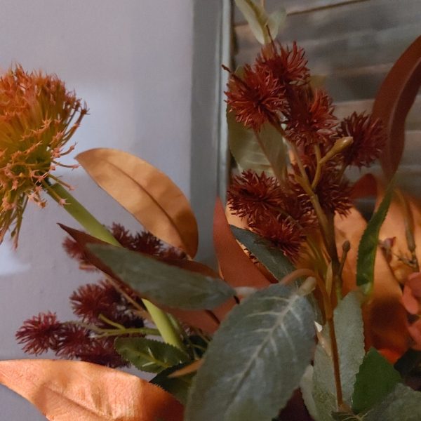 Boeket zijden bloemen met 7 stelen in warme rode kleuren.