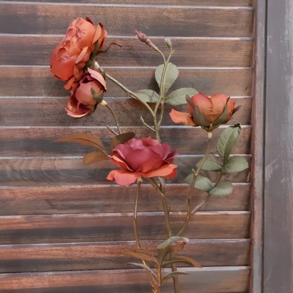 Rode roos zijdenbloem met meerdere bloemen aan een steel, van het merk Countryfield.