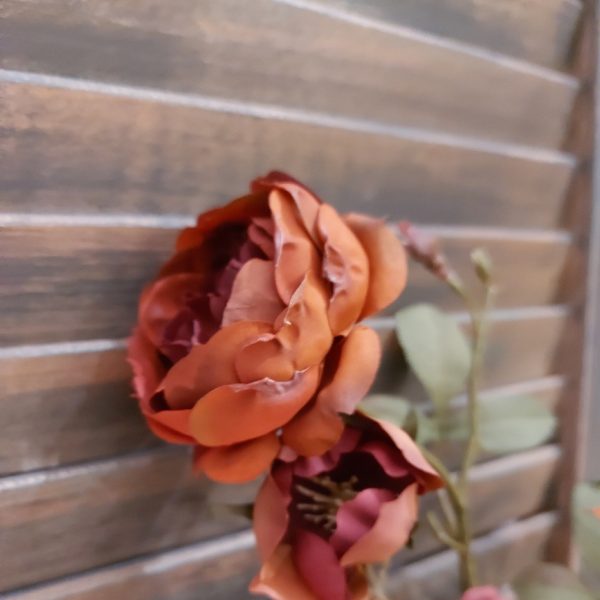 Rode roos zijdenbloem met meerdere bloemen aan een steel, van het merk Countryfield.