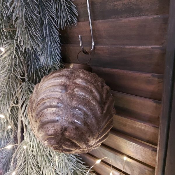 Glazen kerstbal in een mat gouden kleur.