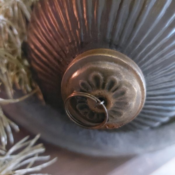 Grote glazen kerstbal in een mat zwarte kleur.