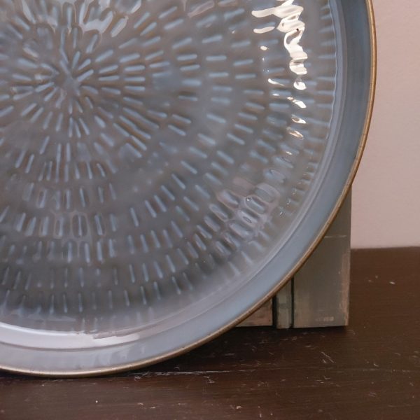Metalen schaal met een afwerking in grijs en ijsblauw met een doorsnede van 30 cm, van het merk Mansion Atmosphere.