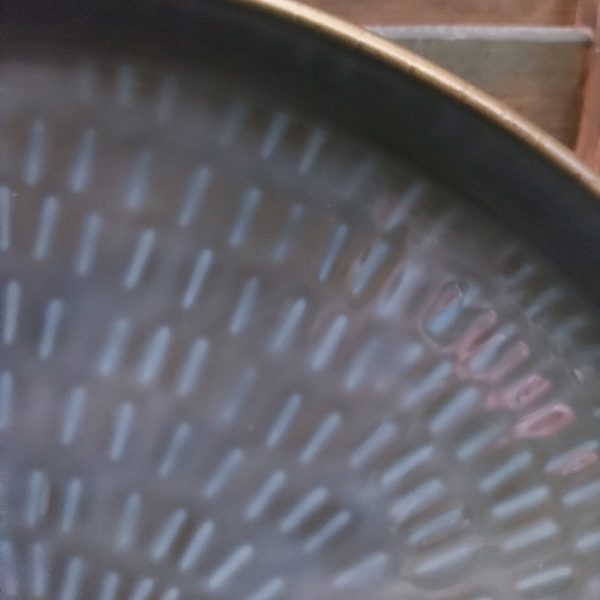 Metalen schaal met een afwerking in grijs en ijsblauw met een doorsnede van 30 cm, van het merk Mansion Atmosphere.