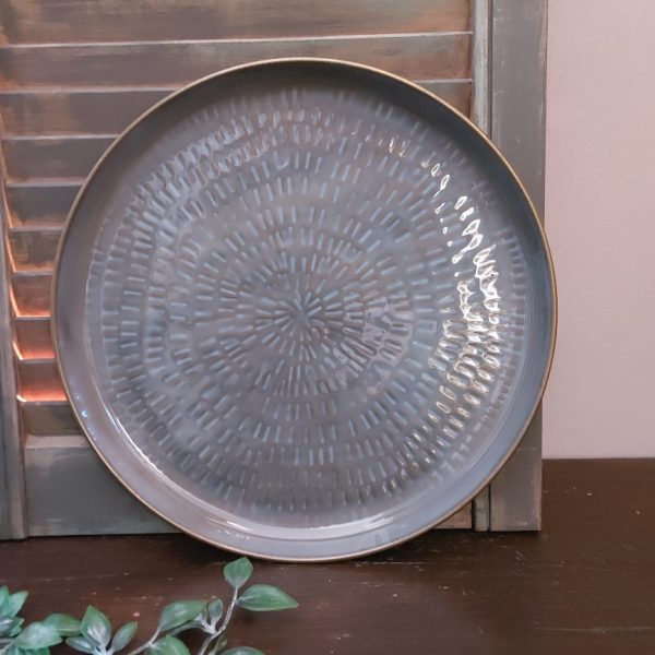 Metalen schaal met een afwerking in grijs en ijsblauw met een doorsnede van 30 cm, van het merk Mansion Atmosphere.