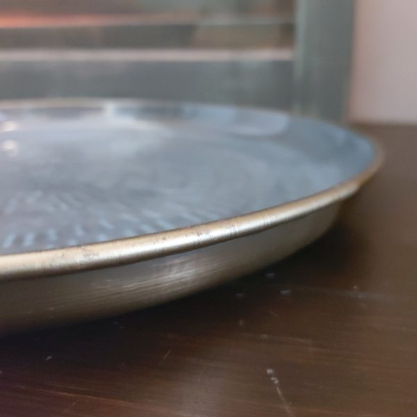Metalen schaal met een afwerking in grijs en ijsblauw met een doorsnede van 30 cm, van het merk Mansion Atmosphere.