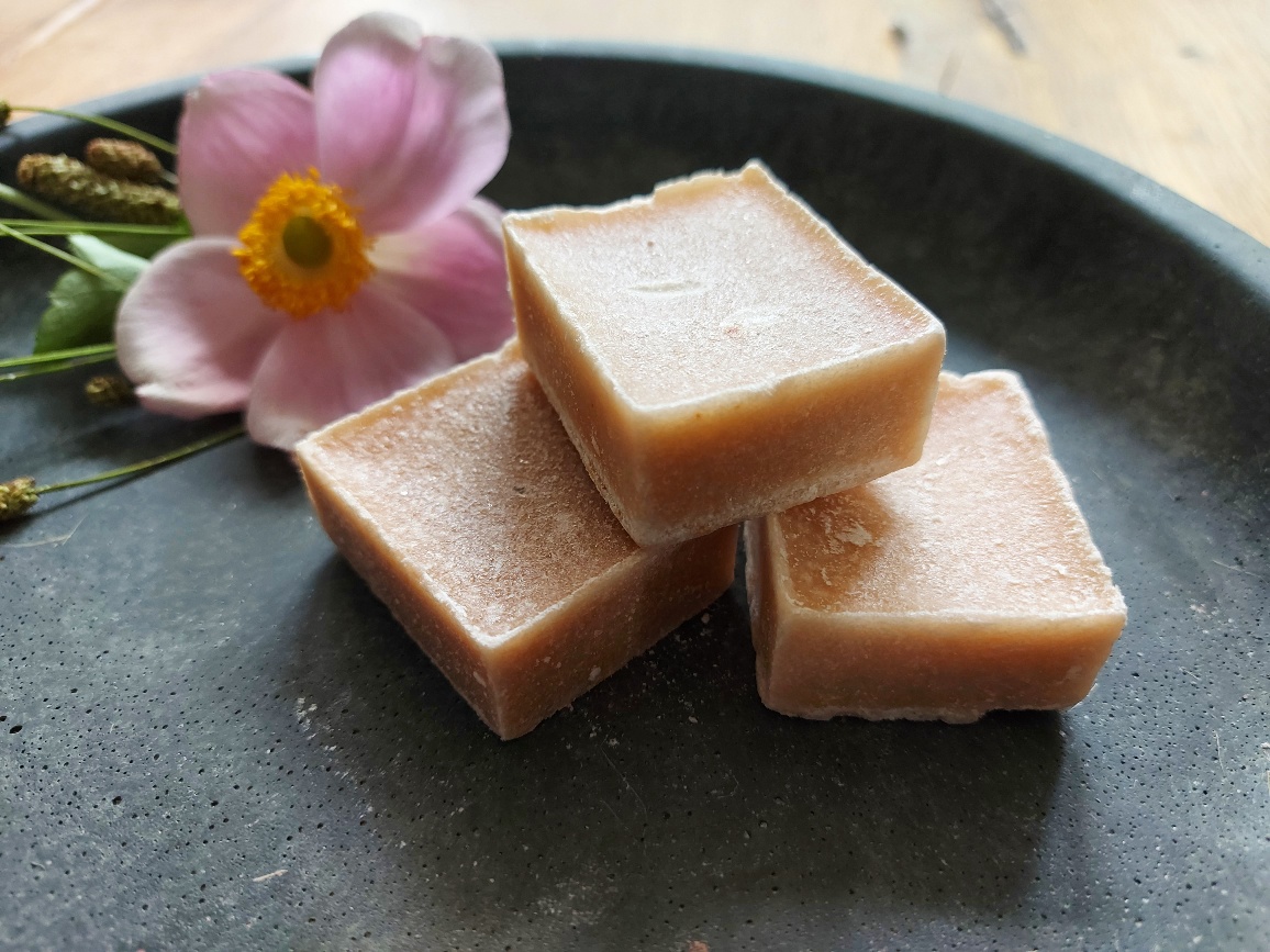 Set van drie Marokkaanse geurblokjes met de geur Sandalwood, voordeel set amberblokjes.