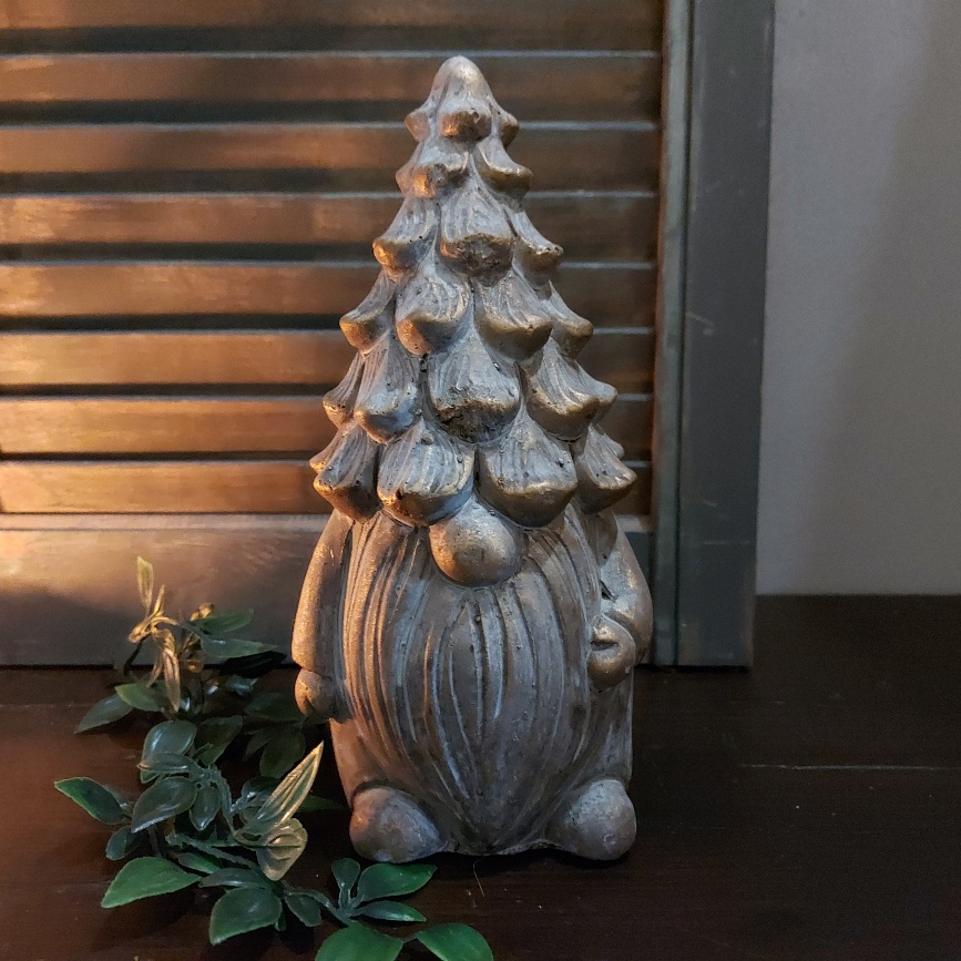 Gnome kerstkabouter van aardewerk met een kerstboom als hoed, uit de kerstcollectie van 2024 van het merk Brynxz.