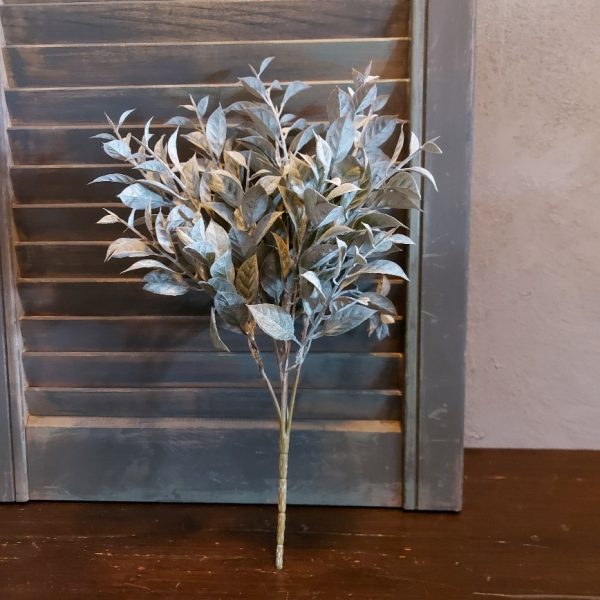 Laurier kunstplant met fijne grijsgroene blaadjes, van het merk Brynxz.