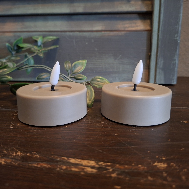 Grote LED theelichten in een beige kleur van het merk Countryfield . Set van twee.