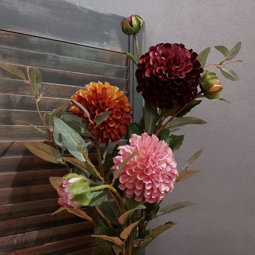 Compleet boeket zijden bloemen, bestaande uit 3 kleuren Dahlia's en een wilgentwijg.