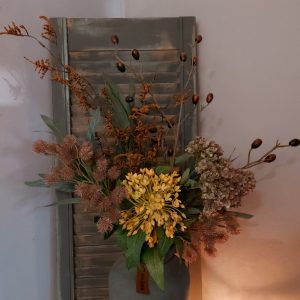 Herfstboeket met kunstbloemen in warme tinten. Een mooi vol boeket met 6 stelen bloemen.