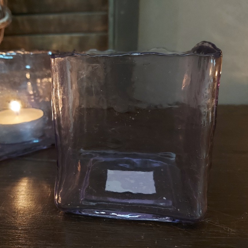 Sfeerlicht van glas in een zachte lila kleur, van het merk Light and Living.