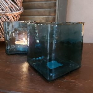 Sfeerlicht van glas in een diepe donkere petrol kleur, van het merk Light and Living.