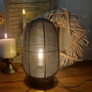 Tafellamp van zwart metaal van het merk Light and Living.