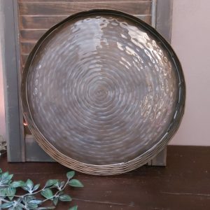 Metalen plateau met ijsblauwe en grijze tinten met een doorsnede van 35 cm, van het merk Mansion Atmosphere.