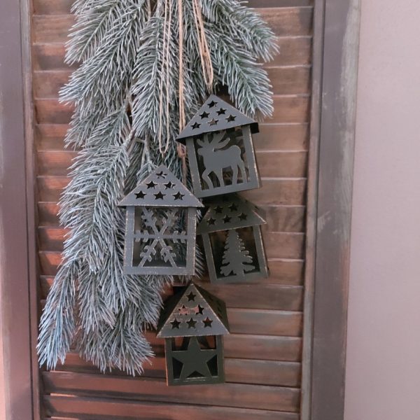 Set van vier metalen huisjes met kerstpatroon, om op te hangen of weg te zetten.