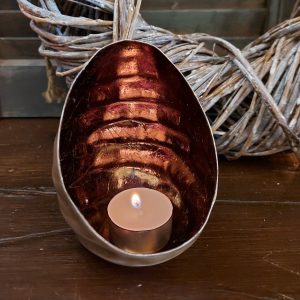 Metalen sfeerlicht voorzien van reliëf met gouden binnenzijde, van het merk Mansion Atmosphere.