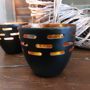 Sfeerlicht van metaal in een zwarte kleur, met gouden binnenzijde, van het merk Mansion Atmosphere.