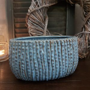 Ovale bloempot van aardewerk, afgewerkt in een zachte blauwe kleur, van het merk Mansion Atmosphere.