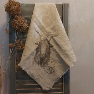 Shabby doek met de afbeelding van een geit, in sepia tinten.