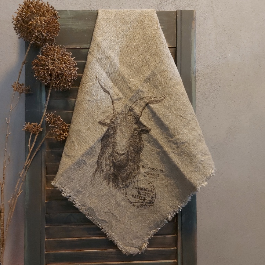 Shabby doek met de afbeelding van een geit, in sepia tinten.