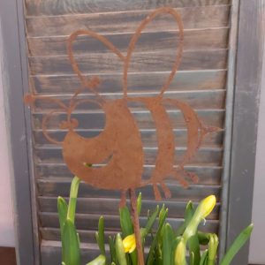 Plantensteker van metaal in het model van een bij.