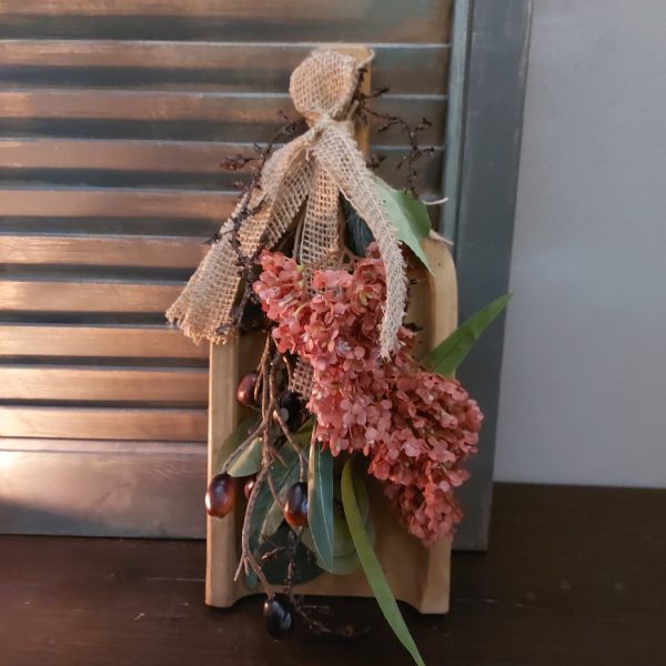 Toef van zijdenbloemen in warme winterkleuren, bij elkaar gebonden met jute koord en lint.