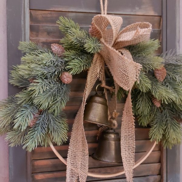 Landelijke kerstkrans aan een beukenhouten ring.