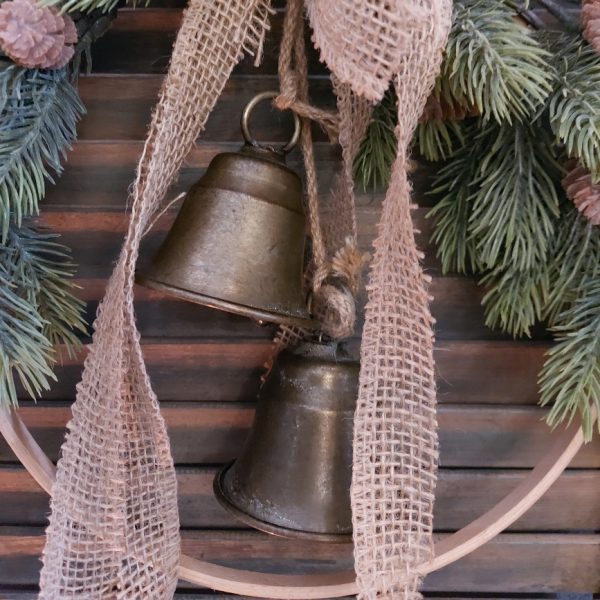 Landelijke kerstkrans aan een beukenhouten ring.