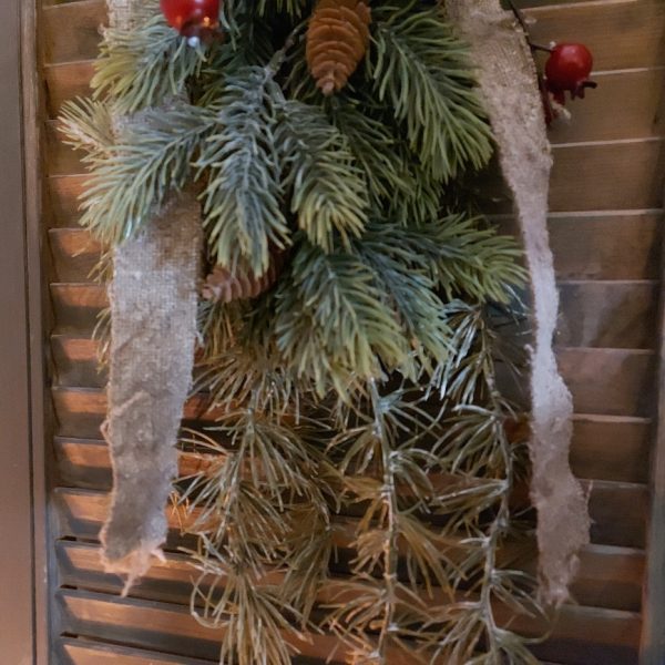 Een kerststuk om op te hangen of weg te leggen, bij elkaar gebonden met een Shabby lint.