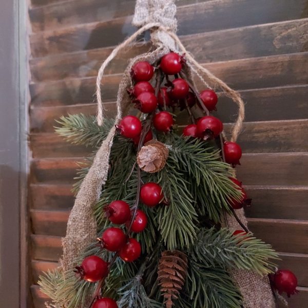 Een kerststuk om op te hangen of weg te leggen, bij elkaar gebonden met een Shabby lint.