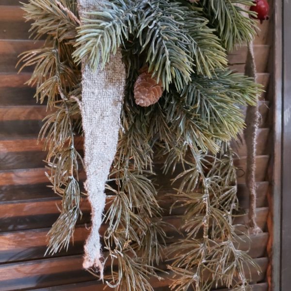 Een kerststuk om op te hangen of weg te leggen, bij elkaar gebonden met een Shabby lint.