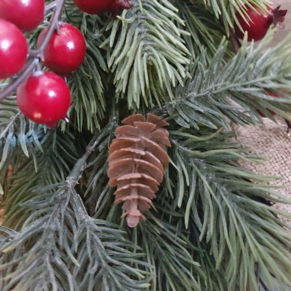 Een kerststuk om op te hangen of weg te leggen, bij elkaar gebonden met een Shabby lint.