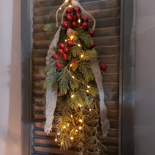 Een kerststuk om op te hangen of weg te leggen, bij elkaar gebonden met een Shabby lint.