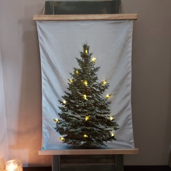 Velours wandkleed met een kerstboom. Voorzien van 15 LED lichtjes.