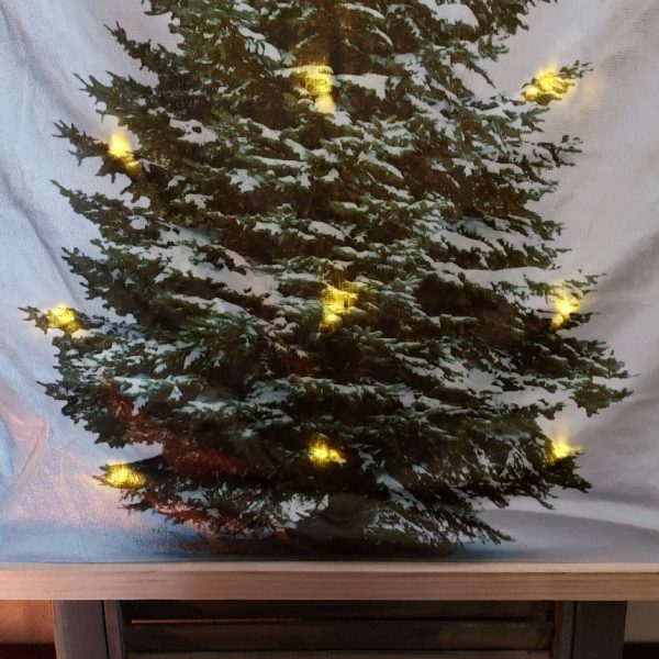 Velours wandkleed met een kerstboom. Voorzien van 15 LED lichtjes.