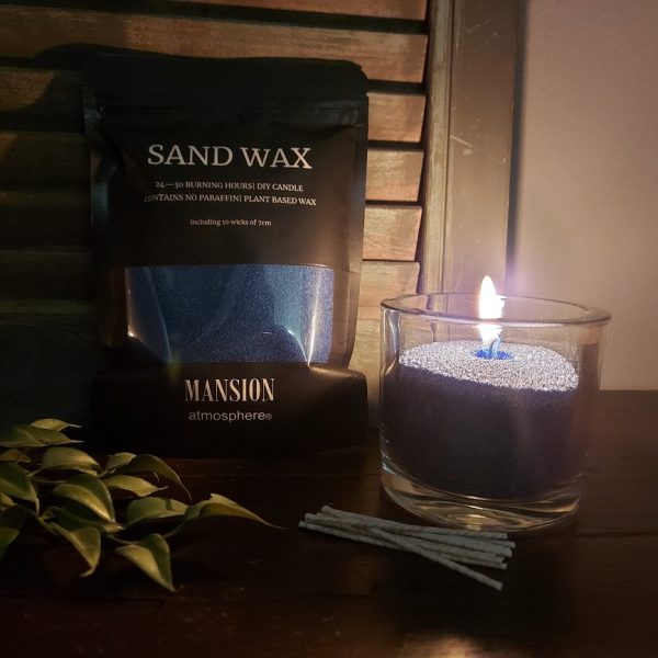 Cadeauverpakking Sand Wax in een blauwe kleur met een sfeerlicht van glas van Mansion Atmosphere.