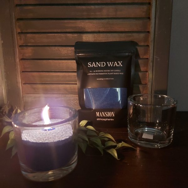 Cadeauverpakking Sand Wax in een blauwe kleur met een sfeerlicht van glas van Mansion Atmosphere.