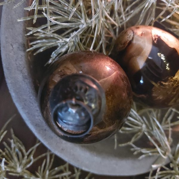 Glazen kerstbal met marmerpatroon in een glanzende bruine kleur.