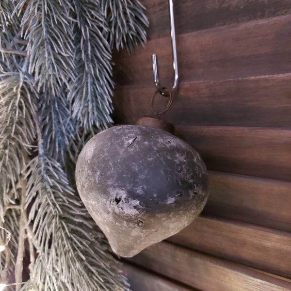 Glazen kerstbal in de vorm van een tol, uitgevoerd in een mat groene kleur.