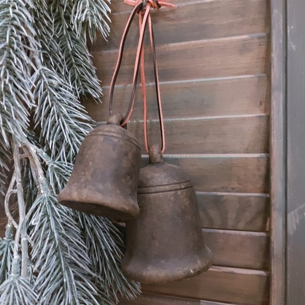 Deze set kerstbellen is gemaakt van aardewerk en uitgevoerd in een warm bruine kleur. De klokjes zijn van Brynxz en komen uit de serie Majestic Brown.