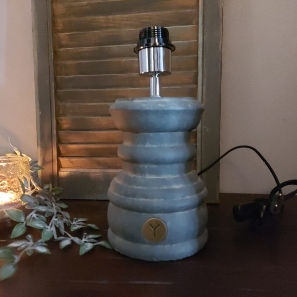 Lampvoet in betonlook van het merk Brynxz. De baluster lamp is gemaakt van aardewerk en komt uit de serie Majestic Vintage.