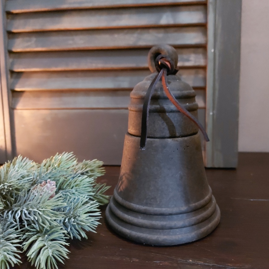 Theelichthouder van aardewerk in het model van een Kerstbel, van het merk Brynxz uit de serie Majestic Brown.