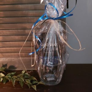 Cadeauverpakking Sand Wax in een blauwe kleur met een sfeerlicht van glas van Mansion Atmosphere.