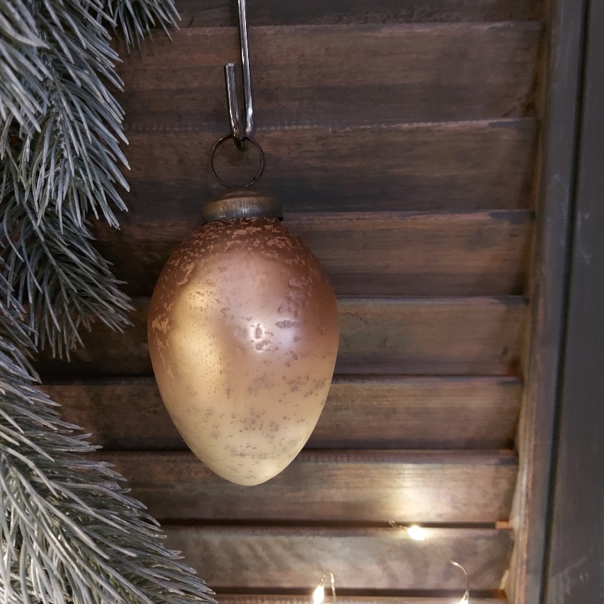 Kerstbal van glas in een ei vorm in zachte matte pasteltinten.